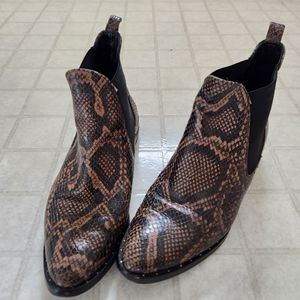 Freda Salvador Chelsea Boot SZ 8